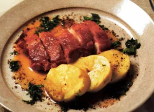 調味料の働きを探究教育で考える鶏肉のお酢ソテーのレシピ。焼き色のついた鶏肉と付け合わせを盛り付けた写真