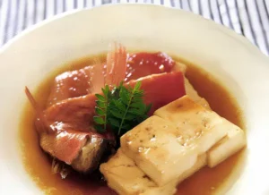 和食の調理を探究学習で学ぶ金目鯛と豆腐の煮物のレシピ。煮汁とともに魚と豆腐を盛り付けた完成写真