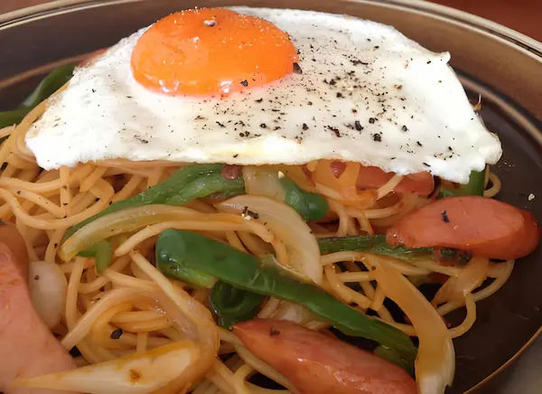 食材と調理を探究学習で考えるナポリタンパスタのレシピ。目玉焼きをのせたパスタの完成写真